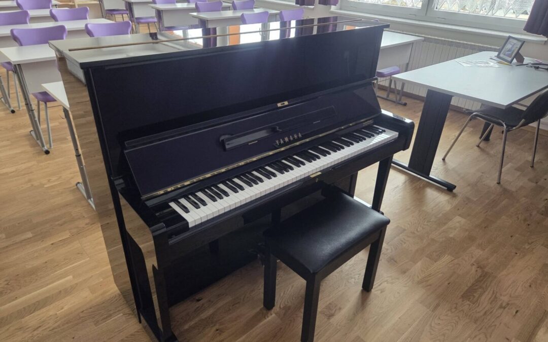 YAMAHA PIANINO